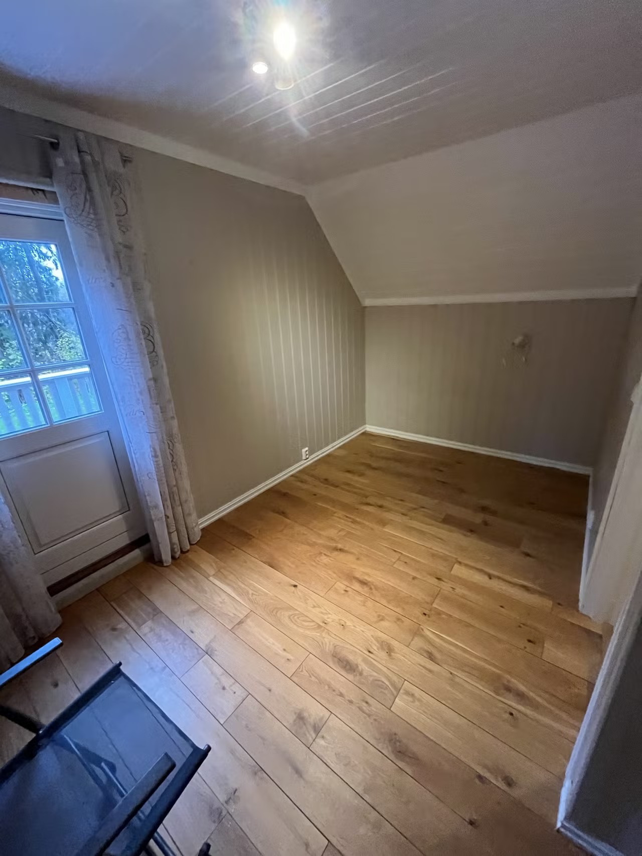 soverom med dør til balkong